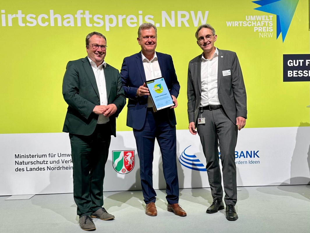 Preisverleihung Umweltwirtschaftspreis v.l. Oliver Krischer, Jens te Kaat, Dr. Peter Stemper