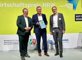 Preisverleihung Umweltwirtschaftspreis v.l. Oliver Krischer, Jens te Kaat, Dr. Peter Stemper