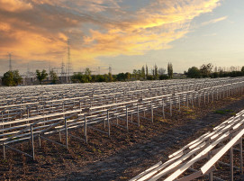 Magnelis Solarkonstruktionen © MAXSHOT.PLShutterstock.com