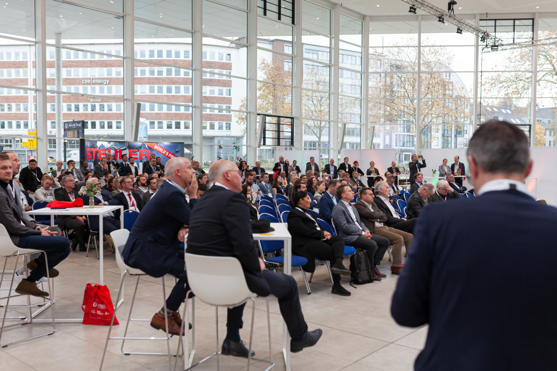 Zuschauer im Glasfoyer 1